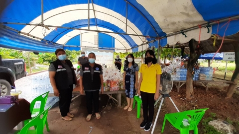 องค์การบริหารส่วนตำบลบ้านเป้า  มอบถุงยังชีพและน้ำดื่มให้กับศูนย์ช่วยเหลือโควิด-19
