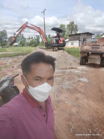 นำโดยท่านวัชรินทร์  พงศ์ธีระดุลย์  นายกองค์การบริหารส่วนตำบลบ้านเป้า  และท่านขจรศักดิ์  คุณสมบัติ  ประธานสภาองค์การบริหารส่วนตำบลบ้านเป้า  ได้ใช้รถยนต์ส่วนตัวดำเนินการลงหินคลุกและปรับเกรดถนนสู่พื้นที่ทำการเกษตร 