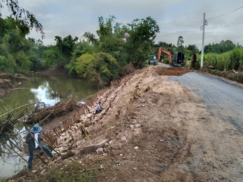 วันพุธที่ 23 พฤศจิกายน 2565 องค์การบริหารส่วนตำบลบ้านเป้า นำโดยท่านวัชรินทร์  พงศ์ธีระดุลย์ นายกองค์การบริหารส่วนตำบลบ้านเป้า และท่านสายชล  ลาภคุณ รองนายกองค์การบริหารส่วนตำบลบ้านเป้า นำรถส่วนตัวเข้ามาทำการปรับปรุงซ่อมแซมถนน